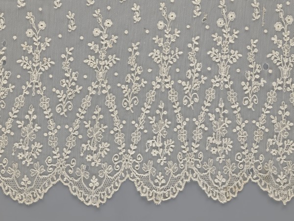 Lace fragment — shuttlecock; lace; clothing accessory; fashion. Lower edge: semicircular serrations