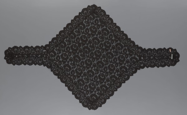 Cape, lace, in the form of a square with two wide, elongated lace ties. Continuous floral ornament