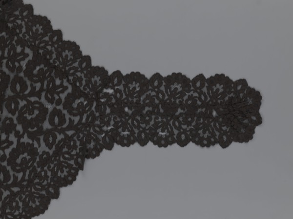 Cape, lace, in the form of a square with two wide, elongated lace ties. Continuous floral ornament