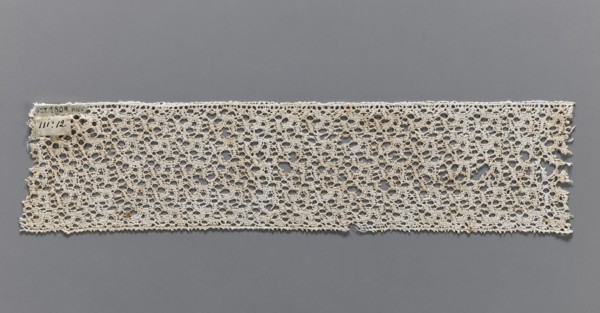 Lace fragment, bobbin lace, one edge finished with picots. 17th century, Flanders. Width 6.5 cm,