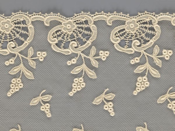 Fragment of lace, lace with plant ornaments, slightly serrated lower edge with shell motifs with