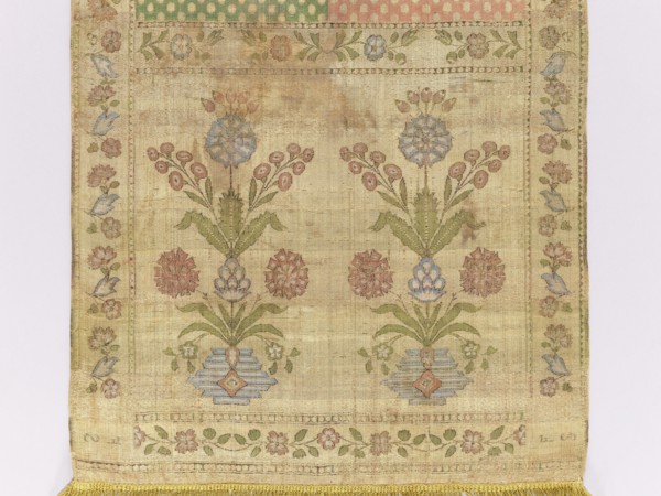 Kontusz sash, Bipartite heads with the pattern of flower bouquets on a vase-base, alternating