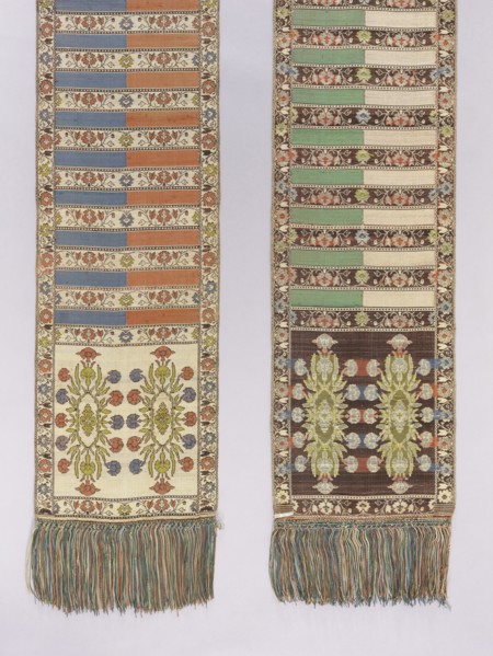 Kontusz belt; bipartite heads with a floral rosette pattern; alternating transverse stripes—plain