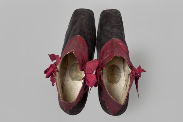 Women's ankle boots made of graphite full-grain leather with red leather uppers tied on the outside