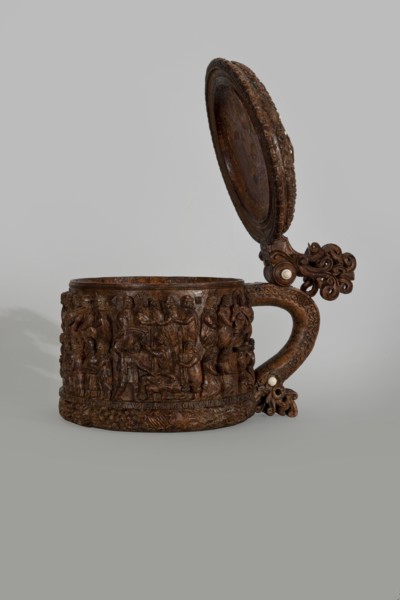 Wooden pear-shaped peg tankard, round, richly decorated with bas-reliefs depicting Passion scenes