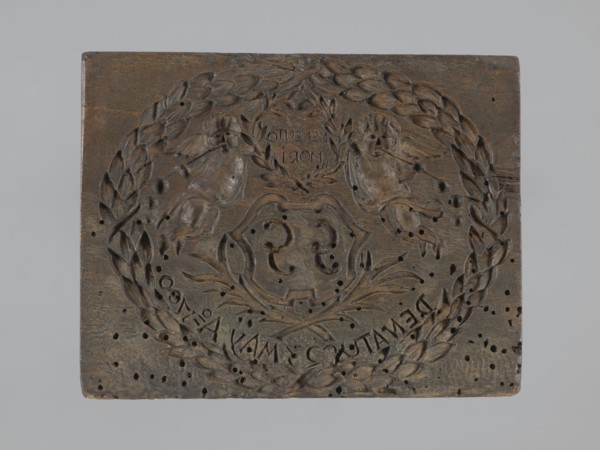 Double-sided gingerbread mold. Obverse: coat of arms with initials GG, top inscription Memento