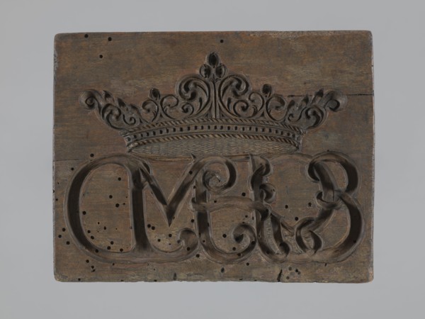 Double-sided gingerbread mold. Obverse: coat of arms with initials GG, at the top the inscription