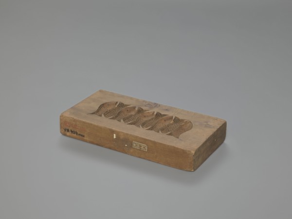 Double-sided gingerbread mould. Obverse: decorative pipe; Reverse: nine fish. Double-sided