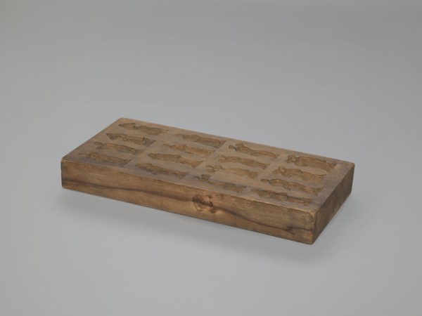 Double-sided gingerbread mould. Obverse: 16 images of various figures; reverse: 12 depictions.
