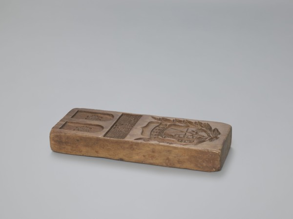 Double-sided gingerbread form. Obverse: heraldic shield. Reverse: plant ornament. Double-sided