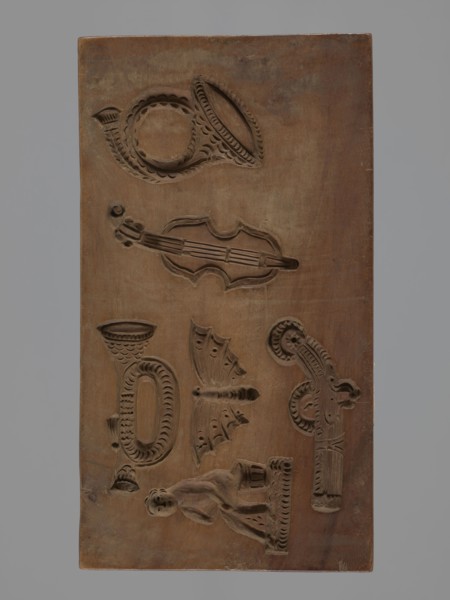 Double-sided gingerbread form. Obverse: four representations — two richly decorated oriental pipes