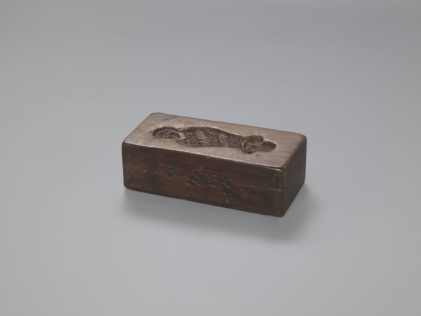 Double-sided gingerbread form. Side A: female figure; Side B: baby in swaddling clothes.,