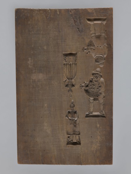 Double-sided gingerbread form. Obverse: image of a rider/trumpeter on a horse dressed in a