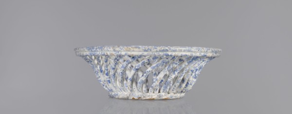 Openwork basket, Cmielów faience and porcelain factory est. 1804. Openwork, oval cross-section