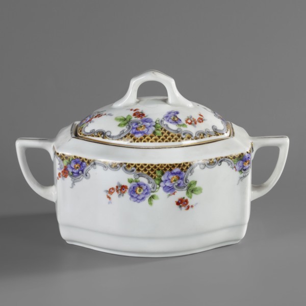 Sugar bowl with lid, Lwów model, Cmielów faience and porcelain factory est. 1804. Floral