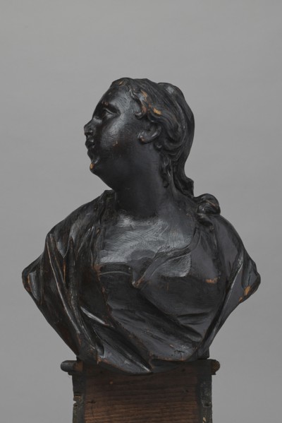 Bed finial in the form of a pediment with volutes on the sides and a corbel in the middle