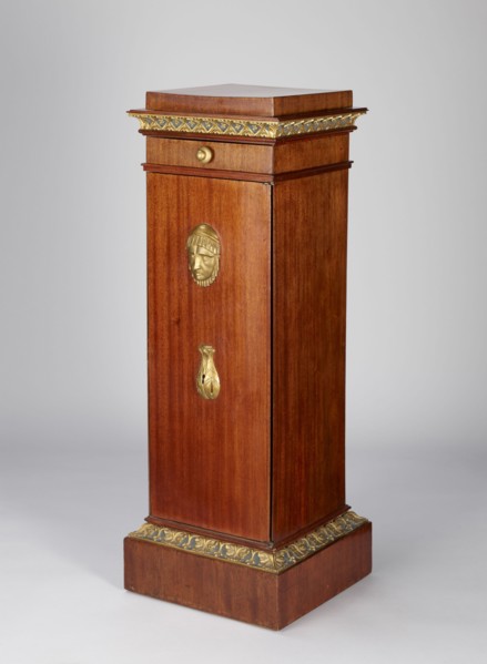 Pedestal cabinet, single-leaf with a drawer at the top, supported by a prominent plinth; veneered