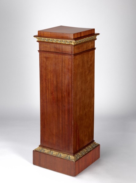 Pedestal cabinet, single-leaf with a drawer at the top, supported by a prominent plinth; veneered