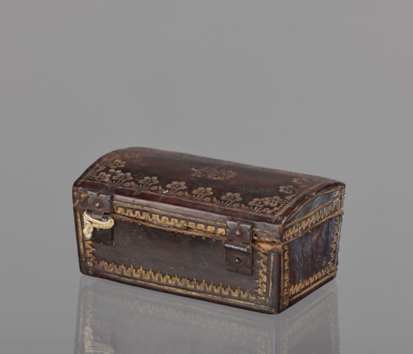 Case for a stamp, bookbinding, embossing; leather case in the form of a chest slightly widened at