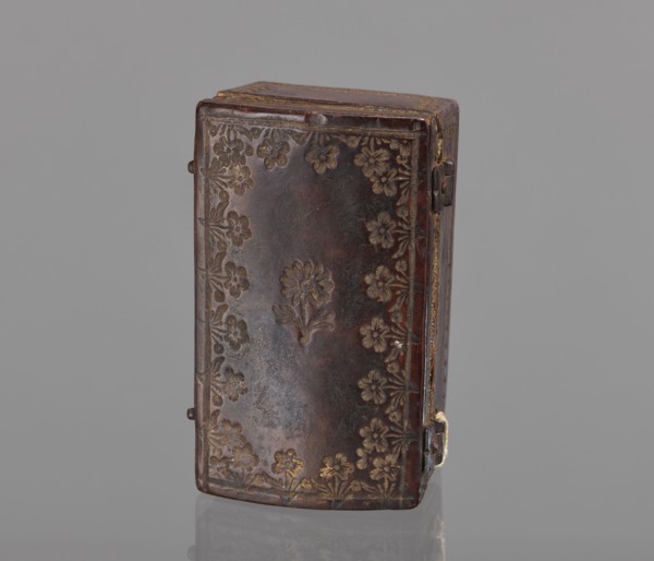 Case for a stamp, bookbinding, embossing; leather case shaped like a chest slightly widened at the