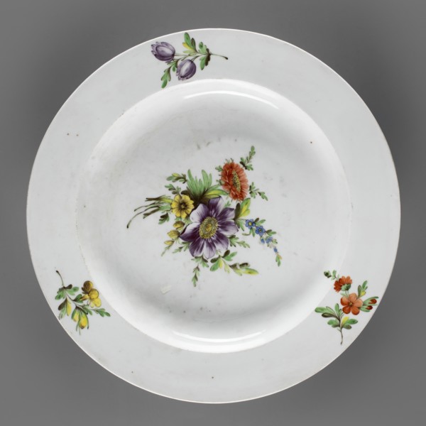 Round platter, Korzec Porcelain and Faience Manufactory 1790–1832. Shallow plate with a wide, flat