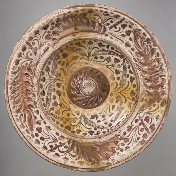 Round platter, profiled with a slightly convex center of the bowl-shaped bottom, with a cylindrical