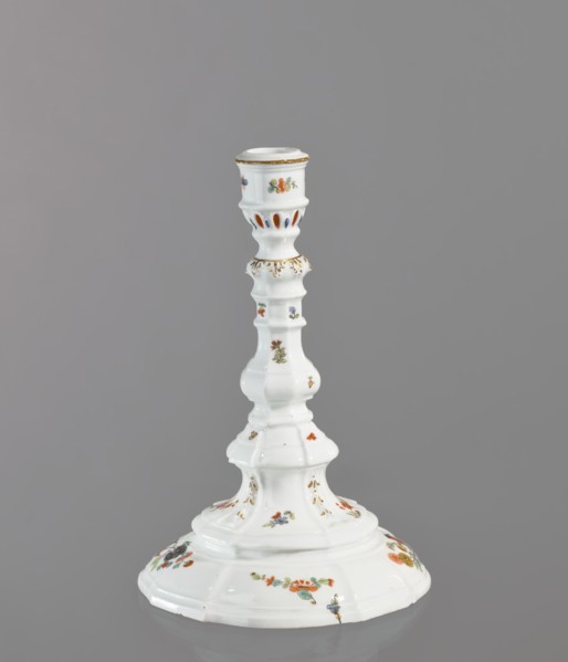 Candlestick, Königliche Porzellan-Manufaktur Meissen ca. 1750. One-candle candlestick with profiled