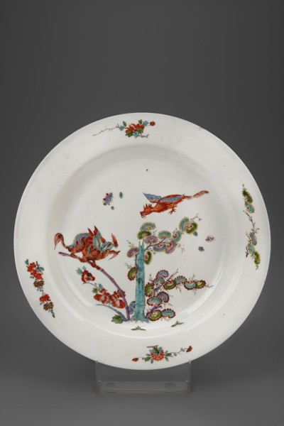 Platter with flying dragons, Koenigliche Porzellain Fabrique, Meissen ca. 1730, Kakiemon style;
