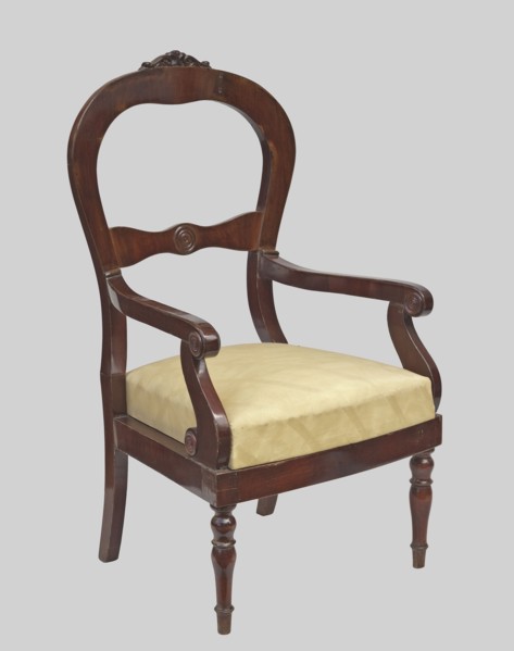 Armchair, veneered with mahogany, with a trapezoidal upholstered seat removable cushion and a