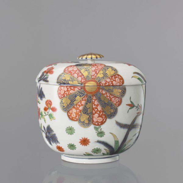 Vase lid with Imari decoration, Kaiserliche Porzellanmanufaktur in Wien 1744–1864. Imari style, Far