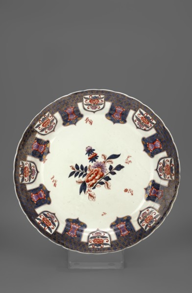 Platter with Imari decoration, Porzellanmanufaktur du Paquier Vienna; 1718–1744, imari style, Far