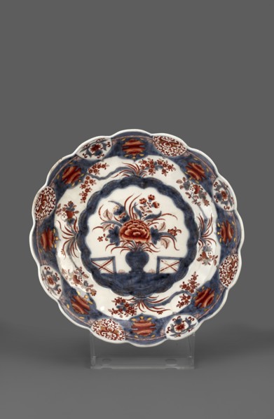 Platter with Imari decoration, Kaiserliche Porzellanmanufaktur in Wien 1744–1864, imari style, Far
