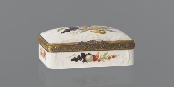 Snuffbox tin, Koenigliche Porzellan Manufaktur KPM; Berlin; 1763–1918, ca. 1765–1770. Snuffbox in