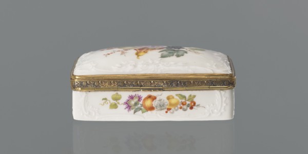 Snuffbox tin, Koenigliche Porzellan Manufaktur KPM; Berlin; 1763–1918. Snuffbox in the form of a