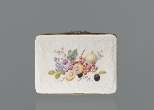 Snuffbox tin, Koenigliche Porzellan Manufaktur KPM; Berlin; 1763–1918. Snuffbox in the form of a