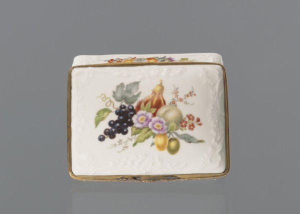 Snuffbox tin, Koenigliche Porzellan Manufaktur, ca. 1765–1770, Berlin, Germany. Snuffbox in the