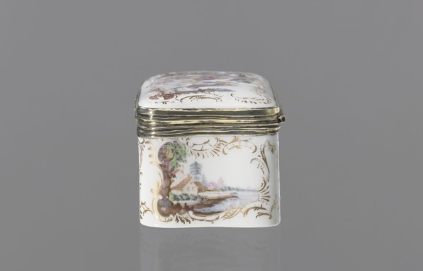 Snuffbox tin, Koenigliche Porzellain Fabrique, Meissen 1710–1763. Tall rectangular snuffbox with