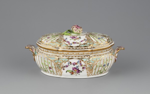 Vase with a lid, with Reliefzierat decoration, Koenigliche Porzellan Manufaktur KPM ; Berlin ;