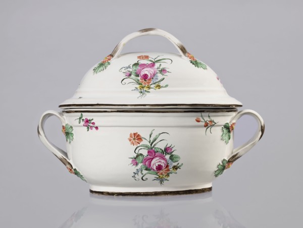 Vase with lid, Prószków Slaski faience factory 1763–1853. Egg-shaped soup tureen with a lid in the