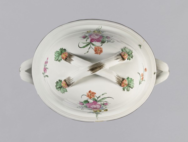 Vase with lid, Prószków Slaski faience factory; 1763–1853. Egg-shaped soup tureen with a lid in the