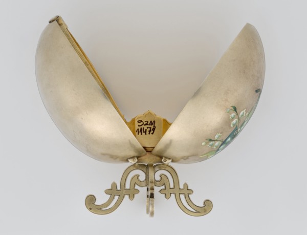 Easter egg, silver, smooth, composed of two opening halves on a hinge, cut vertically; on one part