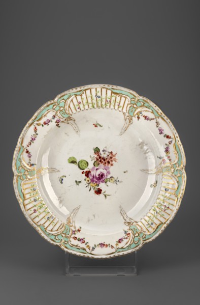 Platter with Reliefzierat decoration and flowers, Königliche Porzellan-Manufaktur KPM, Berlin;