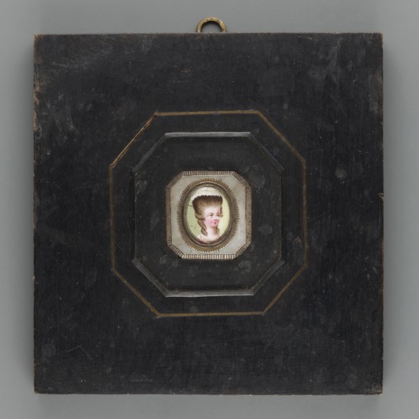 Woman's head in a high wig. Portrait en trois-quarts of a woman with a high blond wig trimmed with