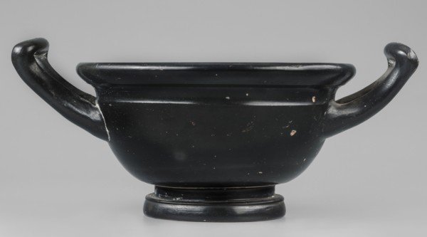Black-finned skyphos, Czara-skyphos of the thick-walled variety with two handles, with a deep bowl
