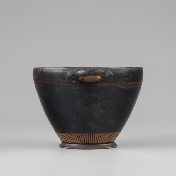 Black-finished skyphos. Thin-walled skyphos with a slightly inward-curved rim. Horizontal handles