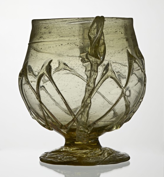 Skyphos, deep bowl with wide foot and two small vertical handles. Surface decorated with a zigzag