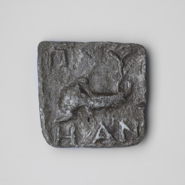 Weight 1/2 mina. Square weight with straight side edges, slightly protruding above the face. The