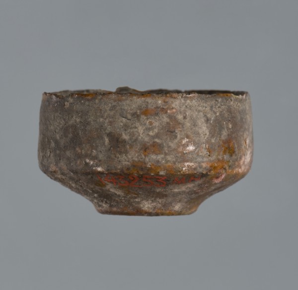 Miniature scoop with a flat bottom; walls widening diagonally to 1/3 then running vertically