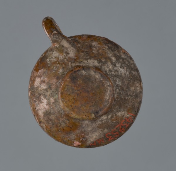 Miniature scoop with a flat bottom; walls widening diagonally to 1/3 then running vertically