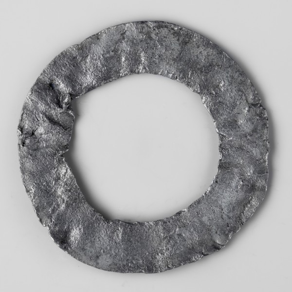 Miniature brooch, votive offering/wreath; object in the shape of a flat hoop with a surface